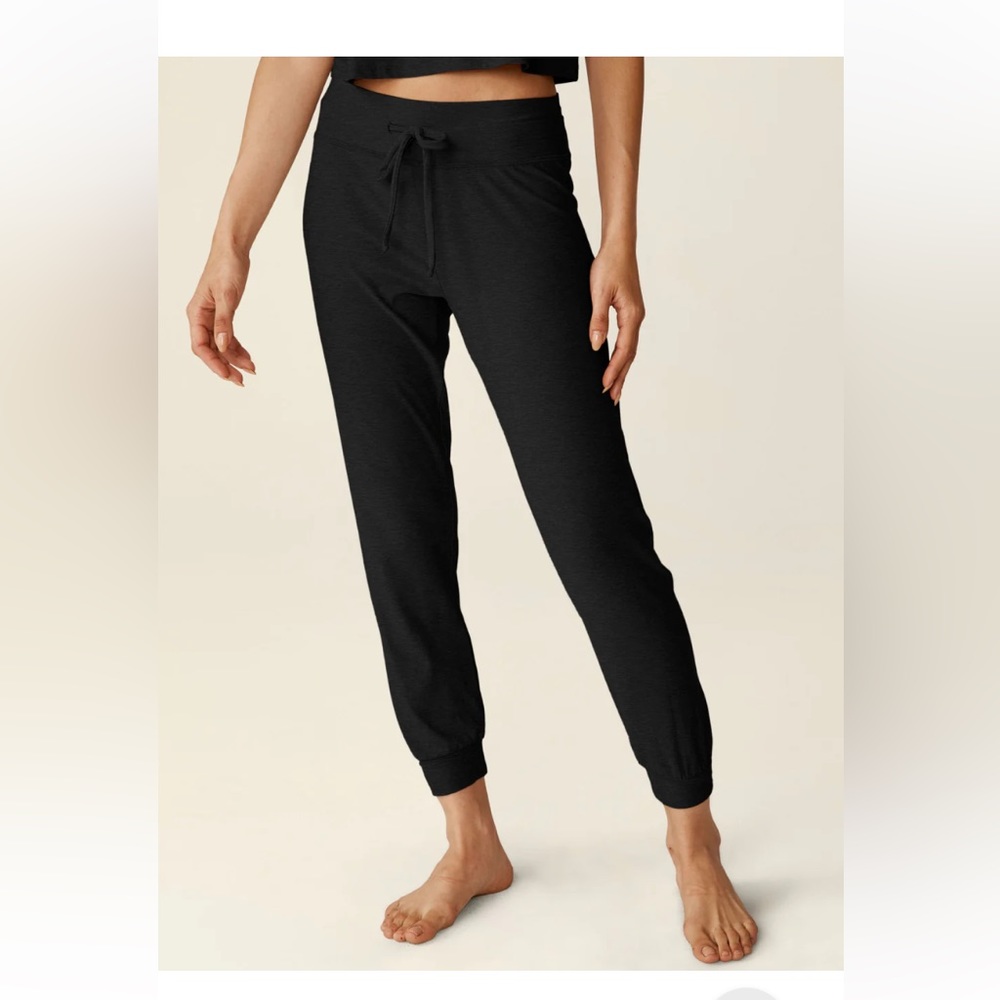 Beyond Yoga Featherweight Lounge Around Midi Jogger Size M